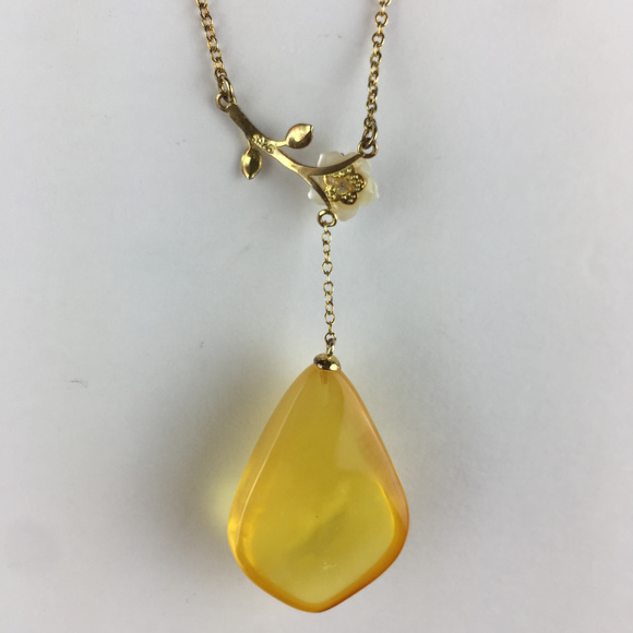 Beautiful Faux Amber with Pearl Flower necklace - Picture 6 of 8